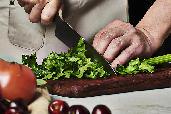 포토 JPG 스튜디오촬영 손 토마토 식재료 탁자 검은배경 실내 들기 신체부위 주방 요리사 앞치마 체리 자르기 천 재료손질 식칼 샐러리 나무도마 국내포토 직업 가구 백그라운드 채소 과일 모션 주방용품 도마 사람 내부 목재 검은색 직물 손질 파일형식
