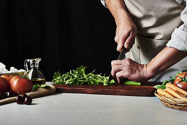 포토 JPG 스튜디오촬영 남자 40대 중년 토마토 식재료 탁자 검은배경 실내 한명 들기 상반신 옆모습 주방 요리사 앞치마 당근 한국인 체리 자르기 천 재료손질 식칼 샐러리 나무도마 오일병 중년남자한명만 국내포토 직업 1 뷰포인트 가구 백그라운드 채소 과일 모션 주방용품 뿌리채소 도마 사람 동양인 성인 내부 목재 검은색 직물 손질 남자한명만 중년남자만 파일형식