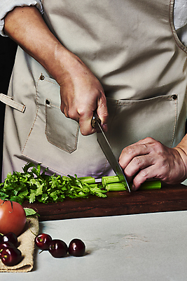 포토 JPG 스튜디오촬영 남자 40대 중년 토마토 식재료 탁자 검은배경 실내 한명 들기 상반신 옆모습 주방 요리사 앞치마 당근 한국인 체리 자르기 천 재료손질 식칼 샐러리 나무도마 중년남자한명만 국내포토 직업 1 뷰포인트 가구 백그라운드 채소 과일 모션 주방용품 뿌리채소 도마 사람 동양인 성인 내부 목재 검은색 직물 손질 남자한명만 중년남자만 파일형식