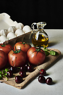 포토 JPG 스튜디오촬영 토마토 식재료 탁자 검은배경 실내 사람없음 주방 계란 체리 올리브오일 천 계란판 오일병 국내포토 가구 백그라운드 채소 과일 내부 알 검은색 직물 기름_음식 파일형식