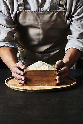 포토 JPG 스튜디오촬영 남자 40대 중년 식재료 탁자 검은배경 실내 한명 상반신 앞모습 주방 요리사 앞치마 한국인 쌀 잡기 되 나무쟁반 중년남자한명만 국내포토 직업 1 뷰포인트 가구 백그라운드 모션 곡류 쟁반 사람 동양인 성인 내부 목재 검은색 남자한명만 중년남자만 파일형식