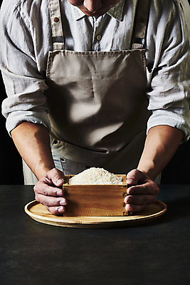 포토 JPG 스튜디오촬영 남자 40대 중년 식재료 탁자 검은배경 실내 한명 상반신 앞모습 주방 요리사 앞치마 한국인 쌀 잡기 되 나무쟁반 중년남자한명만 국내포토 직업 1 뷰포인트 가구 백그라운드 모션 곡류 쟁반 사람 동양인 성인 내부 목재 검은색 남자한명만 중년남자만 파일형식