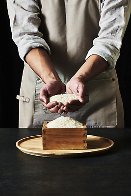 포토 JPG 스튜디오촬영 남자 40대 중년 식재료 탁자 검은배경 실내 한명 들기 상반신 앞모습 주방 요리사 앞치마 한국인 쌀 손모으기 되 나무쟁반 중년남자한명만 국내포토 직업 1 뷰포인트 가구 백그라운드 모션 곡류 쟁반 사람 동양인 손짓 성인 내부 목재 검은색 남자한명만 중년남자만 파일형식