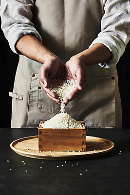 포토 JPG 스튜디오촬영 남자 40대 중년 식재료 탁자 검은배경 실내 한명 들기 상반신 앞모습 주방 요리사 앞치마 한국인 쌀 붓기 손모으기 되 나무쟁반 중년남자한명만 흩어짐 국내포토 직업 1 뷰포인트 가구 백그라운드 컨셉 모션 곡류 쟁반 사람 동양인 손짓 성인 내부 목재 검은색 남자한명만 중년남자만 파일형식