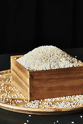 포토 JPG 스튜디오촬영 식재료 탁자 검은배경 실내 사람없음 주방 쌀 되 나무쟁반 흩어짐 국내포토 가구 백그라운드 컨셉 곡류 쟁반 내부 목재 검은색 파일형식