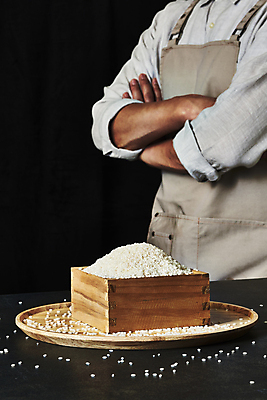 포토 JPG 스튜디오촬영 남자 40대 중년 식재료 탁자 검은배경 실내 한명 상반신 옆모습 팔짱 주방 요리사 앞치마 한국인 쌀 되 중년남자한명만 흩어짐 국내포토 직업 1 뷰포인트 가구 백그라운드 컨셉 모션 곡류 사람 동양인 성인 내부 검은색 남자한명만 중년남자만 파일형식