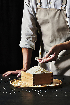 포토 JPG 스튜디오촬영 남자 40대 중년 식재료 탁자 검은배경 실내 한명 들기 상반신 옆모습 주방 요리사 앞치마 한국인 쌀 되 중년남자한명만 흩어짐 국내포토 직업 1 뷰포인트 가구 백그라운드 컨셉 모션 곡류 사람 동양인 성인 내부 검은색 남자한명만 중년남자만 파일형식