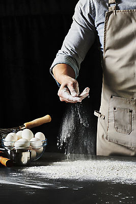 포토 JPG 스튜디오촬영 남자 40대 중년 식재료 탁자 검은배경 실내 한명 상반신 앞모습 주방 계란 요리사 앞치마 만지기 한국인 밀가루 쏟아짐 중년남자한명만 국내포토 직업 1 뷰포인트 가구 백그라운드 모션 사람 동양인 성인 내부 알 검은색 가루 남자한명만 중년남자만 파일형식