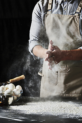 포토 JPG 스튜디오촬영 남자 40대 중년 식재료 탁자 검은배경 실내 한명 상반신 옆모습 주방 계란 요리사 앞치마 한국인 밀가루 손뼉치기 중년남자한명만 흩어짐 국내포토 직업 1 뷰포인트 가구 백그라운드 컨셉 모션 사람 동양인 성인 내부 알 검은색 가루 남자한명만 중년남자만 파일형식