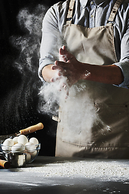 포토 JPG 스튜디오촬영 남자 40대 중년 식재료 탁자 검은배경 실내 한명 상반신 옆모습 주방 계란 요리사 앞치마 한국인 밀가루 손뼉치기 중년남자한명만 흩어짐 국내포토 직업 1 뷰포인트 가구 백그라운드 컨셉 모션 사람 동양인 성인 내부 알 검은색 가루 남자한명만 중년남자만 파일형식