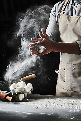 포토 JPG 스튜디오촬영 남자 40대 중년 식재료 탁자 검은배경 실내 한명 상반신 옆모습 주방 계란 요리사 앞치마 한국인 밀가루 손뼉치기 중년남자한명만 흩어짐 국내포토 직업 1 뷰포인트 가구 백그라운드 컨셉 모션 사람 동양인 성인 내부 알 검은색 가루 남자한명만 중년남자만 파일형식