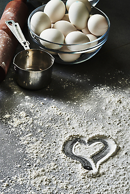 포토 JPG 스튜디오촬영 그릇 식재료 탁자 검은배경 실내 사람없음 주방 계란 하트 냄비 밀가루 밀대 국내포토 모양 식기 가구 백그라운드 주방용품 내부 알 검은색 솥 가루 파일형식