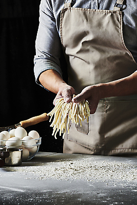 포토 JPG 스튜디오촬영 남자 40대 중년 탁자 검은배경 실내 한명 들기 상반신 옆모습 주방 요리사 앞치마 한국인 밀가루 유리그릇 중년남자한명만 생면 국내포토 직업 1 그릇 뷰포인트 가구 백그라운드 모션 유리 사람 동양인 성인 내부 검은색 면류 가루 남자한명만 중년남자만 파일형식