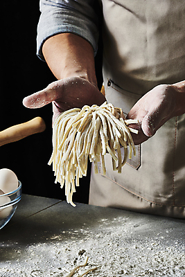 포토 JPG 스튜디오촬영 남자 40대 중년 탁자 검은배경 실내 한명 들기 상반신 옆모습 주방 계란 요리사 앞치마 한국인 밀가루 유리그릇 중년남자한명만 생면 국내포토 직업 1 그릇 뷰포인트 가구 백그라운드 모션 유리 사람 동양인 성인 내부 알 검은색 면류 가루 남자한명만 중년남자만 파일형식