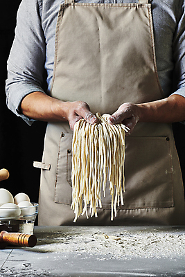 포토 JPG 스튜디오촬영 남자 40대 중년 식재료 탁자 검은배경 실내 한명 들기 상반신 앞모습 주방 계란 요리사 앞치마 한국인 밀가루 유리그릇 중년남자한명만 생면 국내포토 직업 1 그릇 뷰포인트 가구 백그라운드 모션 유리 사람 동양인 성인 내부 알 검은색 면류 가루 남자한명만 중년남자만 파일형식