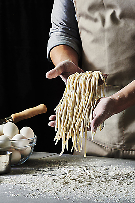 포토 JPG 스튜디오촬영 남자 40대 중년 식재료 탁자 검은배경 실내 한명 들기 상반신 옆모습 주방 계란 요리사 앞치마 한국인 밀가루 유리그릇 중년남자한명만 생면 국내포토 직업 1 그릇 뷰포인트 가구 백그라운드 모션 유리 사람 동양인 성인 내부 알 검은색 면류 가루 남자한명만 중년남자만 파일형식