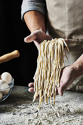 포토 JPG 스튜디오촬영 남자 40대 중년 식재료 탁자 검은배경 실내 한명 들기 상반신 옆모습 주방 계란 요리사 앞치마 한국인 밀가루 유리그릇 중년남자한명만 생면 국내포토 직업 1 그릇 뷰포인트 가구 백그라운드 모션 유리 사람 동양인 성인 내부 알 검은색 면류 가루 남자한명만 중년남자만 파일형식