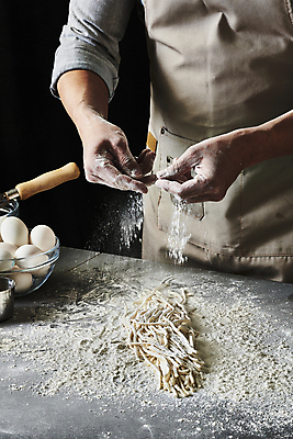 포토 JPG 스튜디오촬영 남자 40대 중년 식재료 탁자 검은배경 실내 한명 상반신 옆모습 주방 계란 요리사 앞치마 한국인 뿌리기 밀가루 유리그릇 중년남자한명만 생면 국내포토 직업 1 그릇 뷰포인트 가구 백그라운드 모션 유리 사람 동양인 성인 내부 알 검은색 면류 가루 남자한명만 중년남자만 파일형식