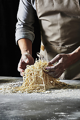 포토 JPG 스튜디오촬영 남자 40대 중년 식재료 탁자 검은배경 실내 한명 상반신 옆모습 주방 요리사 앞치마 한국인 잡기 밀가루 중년남자한명만 생면 국내포토 직업 1 뷰포인트 가구 백그라운드 모션 사람 동양인 성인 내부 검은색 면류 가루 남자한명만 중년남자만 파일형식