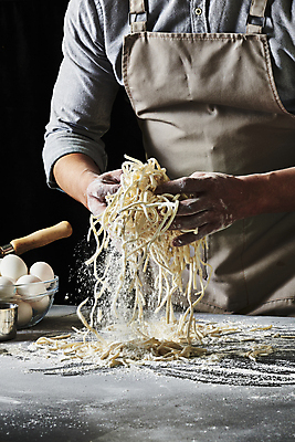 포토 JPG 스튜디오촬영 남자 40대 중년 식재료 탁자 검은배경 실내 한명 들기 상반신 옆모습 주방 계란 요리사 앞치마 한국인 잡기 밀가루 유리그릇 중년남자한명만 생면 국내포토 직업 1 그릇 뷰포인트 가구 백그라운드 모션 유리 사람 동양인 성인 내부 알 검은색 면류 가루 남자한명만 중년남자만 파일형식