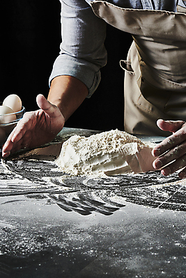 포토 JPG 스튜디오촬영 남자 40대 중년 식재료 탁자 검은배경 실내 한명 상반신 옆모습 주방 계란 요리사 앞치마 한국인 반죽 밀가루 중년남자한명만 국내포토 직업 1 뷰포인트 가구 백그라운드 사람 동양인 성인 내부 알 검은색 가루 남자한명만 중년남자만 파일형식