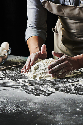 포토 JPG 스튜디오촬영 남자 40대 중년 식재료 탁자 검은배경 실내 한명 상반신 옆모습 주방 계란 요리사 앞치마 한국인 반죽 밀가루 유리그릇 중년남자한명만 국내포토 직업 1 그릇 뷰포인트 가구 백그라운드 유리 사람 동양인 성인 내부 알 검은색 가루 남자한명만 중년남자만 파일형식