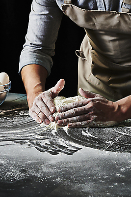 포토 JPG 스튜디오촬영 남자 40대 중년 식재료 탁자 검은배경 실내 한명 상반신 옆모습 주방 계란 요리사 앞치마 한국인 반죽 밀가루 유리그릇 중년남자한명만 국내포토 직업 1 그릇 뷰포인트 가구 백그라운드 유리 사람 동양인 성인 내부 알 검은색 가루 남자한명만 중년남자만 파일형식