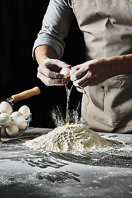 포토 JPG 스튜디오촬영 남자 40대 중년 식재료 탁자 검은배경 실내 한명 들기 상반신 옆모습 주방 계란 요리사 앞치마 한국인 붓기 떨어짐 반죽 밀가루 유리그릇 중년남자한명만 국내포토 직업 1 그릇 뷰포인트 가구 백그라운드 컨셉 모션 유리 사람 동양인 성인 내부 알 검은색 가루 남자한명만 중년남자만 파일형식