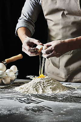 포토 JPG 스튜디오촬영 남자 40대 중년 식재료 탁자 검은배경 실내 한명 들기 상반신 옆모습 주방 계란 요리사 앞치마 한국인 붓기 떨어짐 반죽 밀가루 유리그릇 중년남자한명만 국내포토 직업 1 그릇 뷰포인트 가구 백그라운드 컨셉 모션 유리 사람 동양인 성인 내부 알 검은색 가루 남자한명만 중년남자만 파일형식