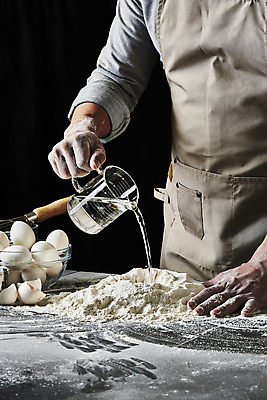 포토 JPG 스튜디오촬영 남자 40대 중년 식재료 탁자 검은배경 실내 한명 들기 상반신 옆모습 주방 계란 요리사 앞치마 한국인 붓기 반죽 밀가루 유리그릇 계량컵 중년남자한명만 국내포토 직업 1 그릇 뷰포인트 가구 백그라운드 모션 유리 사람 동양인 성인 내부 컵 알 검은색 가루 계량 남자한명만 중년남자만 파일형식