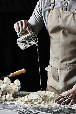 포토 JPG 스튜디오촬영 남자 40대 중년 식재료 탁자 검은배경 실내 한명 들기 상반신 옆모습 주방 계란 요리사 앞치마 한국인 붓기 반죽 밀가루 유리그릇 계량컵 중년남자한명만 국내포토 직업 1 그릇 뷰포인트 가구 백그라운드 모션 유리 사람 동양인 성인 내부 컵 알 검은색 가루 계량 남자한명만 중년남자만 파일형식