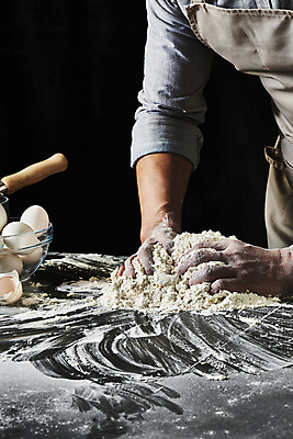 포토 JPG 스튜디오촬영 남자 40대 중년 식재료 탁자 검은배경 실내 한명 상반신 옆모습 주방 계란 요리사 앞치마 한국인 계란껍데기 반죽 밀가루 유리그릇 중년남자한명만 국내포토 직업 1 그릇 뷰포인트 가구 백그라운드 유리 사람 동양인 성인 내부 알 검은색 가루 남자한명만 중년남자만 파일형식