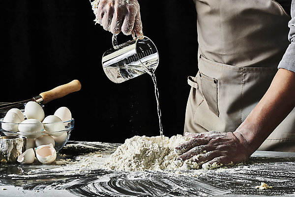 포토 JPG 스튜디오촬영 남자 40대 중년 식재료 탁자 검은배경 실내 한명 들기 상반신 옆모습 주방 계란 요리사 앞치마 한국인 붓기 계란껍데기 반죽 밀가루 유리그릇 계량컵 중년남자한명만 국내포토 직업 1 그릇 뷰포인트 가구 백그라운드 모션 유리 사람 동양인 성인 내부 컵 알 검은색 가루 계량 남자한명만 중년남자만 파일형식