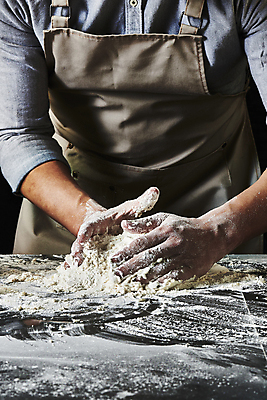 포토 JPG 스튜디오촬영 남자 40대 중년 식재료 탁자 검은배경 실내 한명 상반신 앞모습 주방 요리사 앞치마 한국인 반죽 밀가루 중년남자한명만 국내포토 직업 1 뷰포인트 가구 백그라운드 사람 동양인 성인 내부 검은색 가루 남자한명만 중년남자만 파일형식