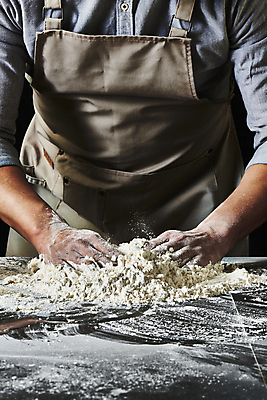 포토 JPG 스튜디오촬영 남자 40대 중년 식재료 탁자 검은배경 실내 한명 상반신 앞모습 주방 요리사 앞치마 한국인 반죽 밀가루 중년남자한명만 국내포토 직업 1 뷰포인트 가구 백그라운드 사람 동양인 성인 내부 검은색 가루 남자한명만 중년남자만 파일형식