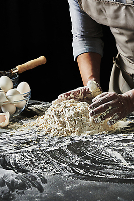 포토 JPG 스튜디오촬영 남자 40대 중년 식재료 탁자 검은배경 실내 한명 상반신 옆모습 주방 계란 요리사 앞치마 한국인 계란껍데기 반죽 밀가루 유리그릇 중년남자한명만 국내포토 직업 1 그릇 뷰포인트 가구 백그라운드 유리 사람 동양인 성인 내부 알 검은색 가루 남자한명만 중년남자만 파일형식