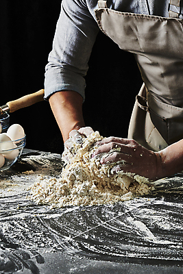 포토 JPG 스튜디오촬영 남자 40대 중년 식재료 탁자 검은배경 실내 한명 상반신 옆모습 주방 계란 요리사 앞치마 한국인 반죽 밀가루 유리그릇 중년남자한명만 국내포토 직업 1 그릇 뷰포인트 가구 백그라운드 유리 사람 동양인 성인 내부 알 검은색 가루 남자한명만 중년남자만 파일형식