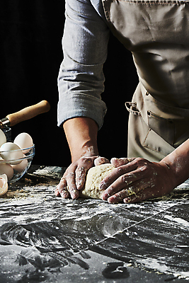 포토 JPG 스튜디오촬영 남자 40대 중년 식재료 탁자 검은배경 실내 한명 상반신 옆모습 주방 계란 요리사 앞치마 한국인 계란껍데기 반죽 밀가루 유리그릇 중년남자한명만 국내포토 직업 1 그릇 뷰포인트 가구 백그라운드 유리 사람 동양인 성인 내부 알 검은색 가루 남자한명만 중년남자만 파일형식