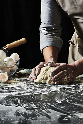 포토 JPG 스튜디오촬영 남자 40대 중년 식재료 탁자 검은배경 실내 한명 상반신 옆모습 주방 계란 요리사 앞치마 한국인 계란껍데기 반죽 밀가루 유리그릇 중년남자한명만 국내포토 직업 1 그릇 뷰포인트 가구 백그라운드 유리 사람 동양인 성인 내부 알 검은색 가루 남자한명만 중년남자만 파일형식