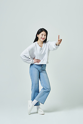 포토 JPG 스튜디오촬영 전신 우먼라이프 응시 여자 대학생 허리손 회색배경 실내 한명 서기 미소 손짓 20대 성인 앞모습 캐주얼 손들기 캠퍼스라이프 한국인 제안 성인여자한명만 국내포토 1 학생 라이프스타일 시선 옷 뷰포인트 포즈 백그라운드 모션 표정 사람 동양인 청년 내부 회색 여자한명만 성인여자만 파일형식