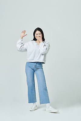 포토 JPG 스튜디오촬영 전신 우먼라이프 여자 대학생 회색배경 실내 한명 서기 미소 웃음 20대 성인 앞모습 캐주얼 손들기 캠퍼스라이프 한국인 입가림 성인여자한명만 국내포토 1 학생 라이프스타일 옷 뷰포인트 백그라운드 모션 표정 사람 동양인 청년 내부 회색 가림 여자한명만 성인여자만 파일형식