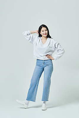 포토 JPG 스튜디오촬영 전신 우먼라이프 응시 여자 대학생 허리손 포즈 회색배경 실내 한명 서기 미소 20대 성인 앞모습 캐주얼 캠퍼스라이프 한국인 자신감 성인여자한명만 국내포토 1 학생 라이프스타일 시선 옷 감정 뷰포인트 백그라운드 모션 표정 사람 동양인 청년 내부 회색 여자한명만 성인여자만 파일형식