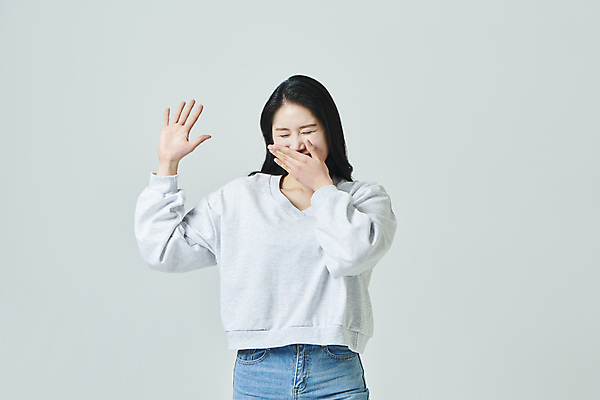 포토 JPG 스튜디오촬영 우먼라이프 여자 대학생 회색배경 실내 한명 미소 웃음 상반신 20대 성인 앞모습 캐주얼 손들기 캠퍼스라이프 한국인 입가림 성인여자한명만 국내포토 1 학생 라이프스타일 옷 뷰포인트 백그라운드 모션 표정 사람 동양인 청년 내부 회색 가림 여자한명만 성인여자만 파일형식