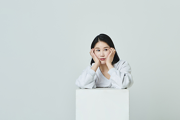 포토 JPG 스튜디오촬영 우먼라이프 응시 여자 대학생 회색배경 실내 한명 상반신 20대 성인 앞모습 캐주얼 캠퍼스라이프 기댐 턱괴기 한국인 고민 성인여자한명만 국내포토 1 학생 라이프스타일 시선 옷 감정 뷰포인트 백그라운드 모션 사람 동양인 청년 내부 회색 여자한명만 성인여자만 파일형식