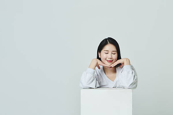 포토 JPG 스튜디오촬영 우먼라이프 여자 대학생 회색배경 실내 한명 미소 상반신 20대 성인 앞모습 캐주얼 눈감음 캠퍼스라이프 기댐 한국인 꽃받침 성인여자한명만 국내포토 1 학생 라이프스타일 옷 뷰포인트 백그라운드 모션 표정 사람 동양인 손짓 청년 내부 회색 여자한명만 성인여자만 파일형식