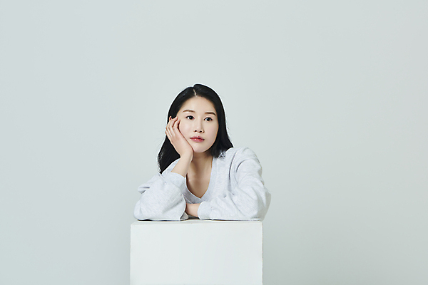 포토 JPG 스튜디오촬영 우먼라이프 응시 여자 대학생 회색배경 실내 한명 상반신 20대 성인 앞모습 캐주얼 캠퍼스라이프 기댐 턱괴기 한국인 고민 성인여자한명만 국내포토 1 학생 라이프스타일 시선 옷 감정 뷰포인트 백그라운드 모션 사람 동양인 청년 내부 회색 여자한명만 성인여자만 파일형식