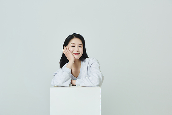 포토 JPG 스튜디오촬영 우먼라이프 여자 대학생 회색배경 실내 한명 미소 상반신 20대 성인 앞모습 캐주얼 캠퍼스라이프 기댐 턱괴기 한국인 성인여자한명만 국내포토 1 학생 라이프스타일 옷 뷰포인트 백그라운드 모션 표정 사람 동양인 청년 내부 회색 여자한명만 성인여자만 파일형식