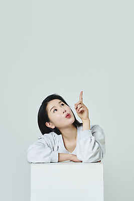 포토 JPG 스튜디오촬영 우먼라이프 응시 여자 대학생 회색배경 실내 한명 상반신 20대 성인 앞모습 캐주얼 손들기 캠퍼스라이프 기댐 한국인 올려보기 가리킴 성인여자한명만 국내포토 1 학생 라이프스타일 시선 옷 뷰포인트 백그라운드 모션 사람 동양인 손짓 청년 내부 회색 여자한명만 성인여자만 파일형식