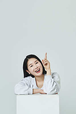 포토 JPG 스튜디오촬영 우먼라이프 응시 여자 대학생 회색배경 실내 한명 미소 상반신 20대 성인 앞모습 캐주얼 손들기 캠퍼스라이프 한국인 가리킴 성인여자한명만 국내포토 1 학생 라이프스타일 시선 옷 뷰포인트 백그라운드 모션 표정 사람 동양인 손짓 청년 내부 회색 여자한명만 성인여자만 파일형식