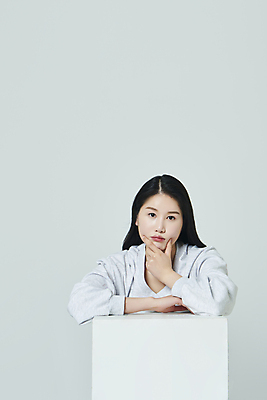 포토 JPG 스튜디오촬영 우먼라이프 응시 여자 대학생 회색배경 실내 한명 상반신 20대 성인 앞모습 캐주얼 캠퍼스라이프 기댐 턱괴기 한국인 고민 성인여자한명만 국내포토 1 학생 라이프스타일 시선 옷 감정 뷰포인트 백그라운드 모션 사람 동양인 청년 내부 회색 여자한명만 성인여자만 파일형식